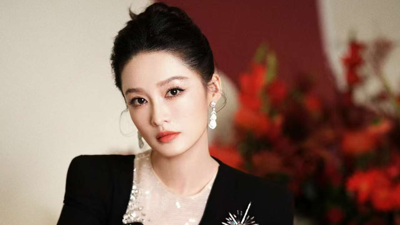 【暗夜流光，红色花海映衬锁骨间的锋芒】——李沁