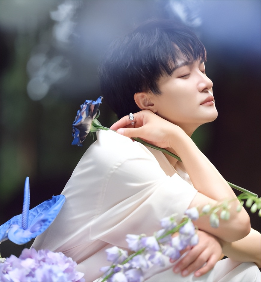 外交部发言人赵立坚“点名”,暴露周深真实处境,原来那英没说错