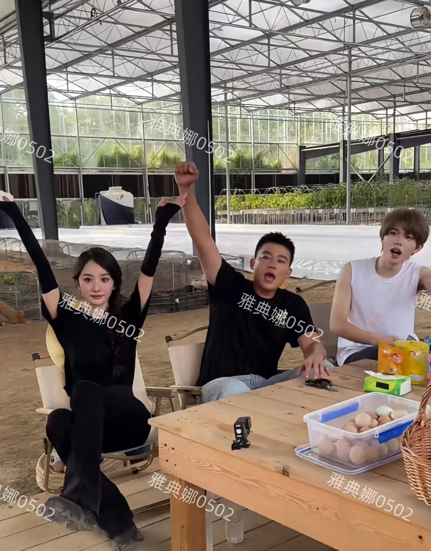 杨幂能红这么多年漂亮肯定是一个很大的因素，本人小脸大长腿超美