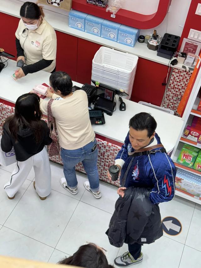 50岁吴彦祖在美国逛街,皮肤晒黑好多,素颜状态差,看起来很沧桑