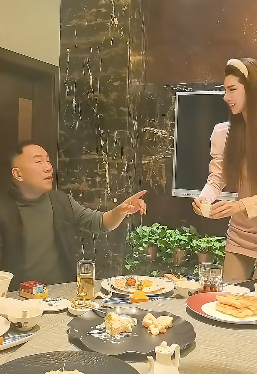 63岁杨议收美女徒弟,女生穿得花枝招展鞠躬敬茶,牵手贴脸引争议