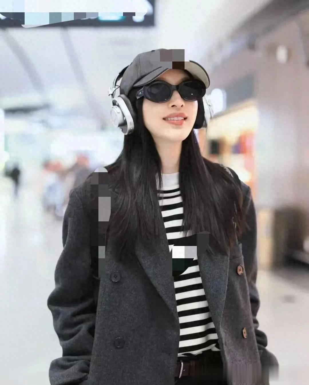 张俪真是穿搭高手!深灰大衣+条纹衫+阔腿裤,时髦减龄又高级!