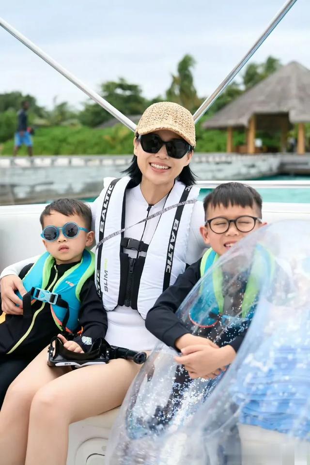 胡杏儿穿泳衣大长腿抢镜，生了三娃身材还是那么火辣，儿子好帅气