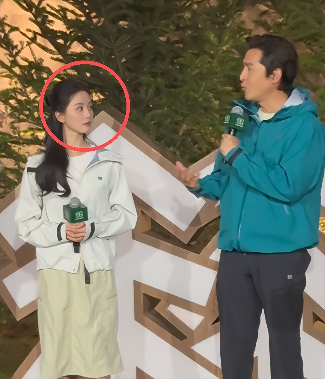 43岁胡歌与38岁刘诗诗罕见同框，一个含情脉脉，一个不敢直视对方