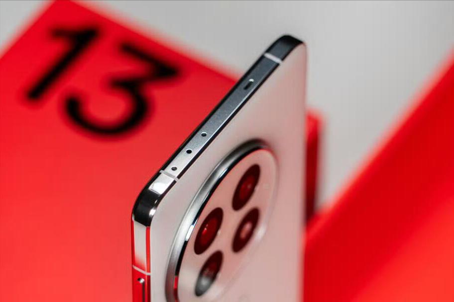 一加旗艦突然“變香了”！驍龍8至尊+2K微曲屏+120倍變焦+100W