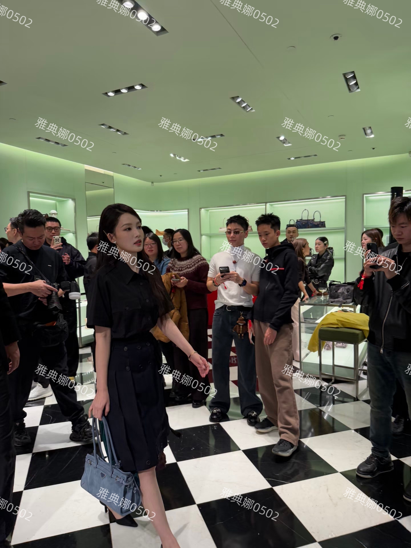 李沁的美貌被低估了，眉清目秀气质温婉 35岁依然顾盼生姿楚楚动人