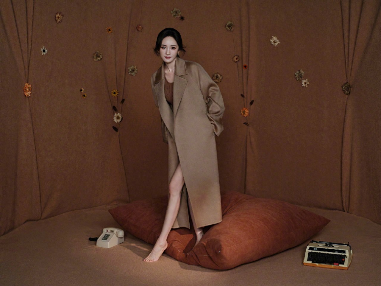 杨幂今日私房写真，光脚丫美腿真让人上头