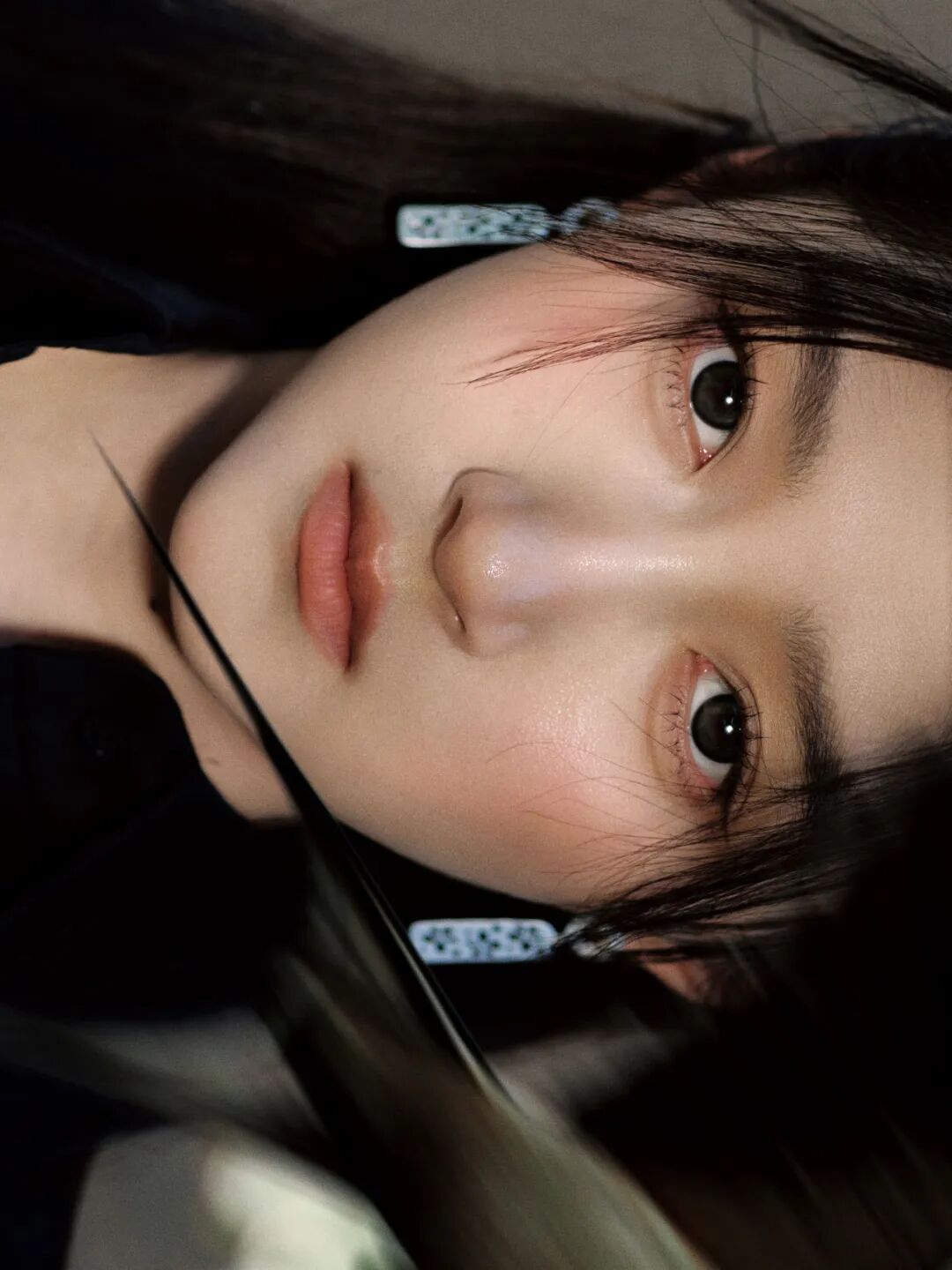 关晓彤执一把伞，与光同尘