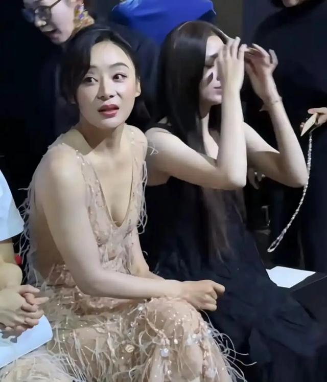 袁姗姗巴黎生图太扎心！弯腰驼背，胸下垂，昔日女神彻底垮了？