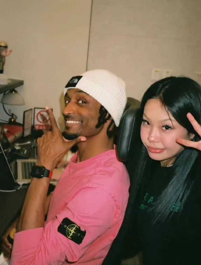 31岁万妮达参加婚礼！穿红裙大秀好身材，黑人男友打扮土气还显老