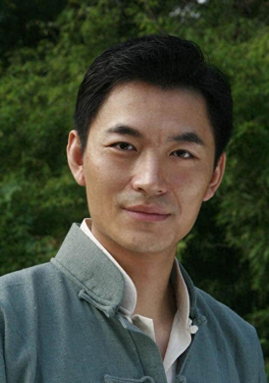 他是陆毅同班同学，与初恋结婚18年零绯闻，17岁儿子不像他