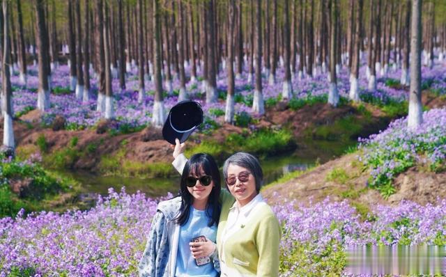 雷佳音一家四口五一度假，老婆看起来像少女，13岁女儿露脸像妈妈