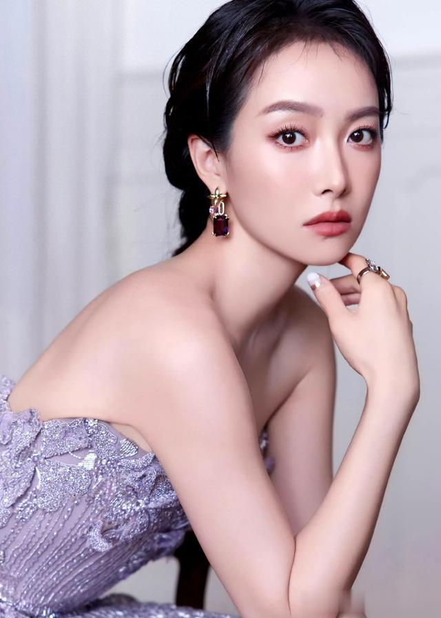 宋茜微博电影之夜出图，穿紫色抹胸长裙勾勒出完美身材，性感火辣