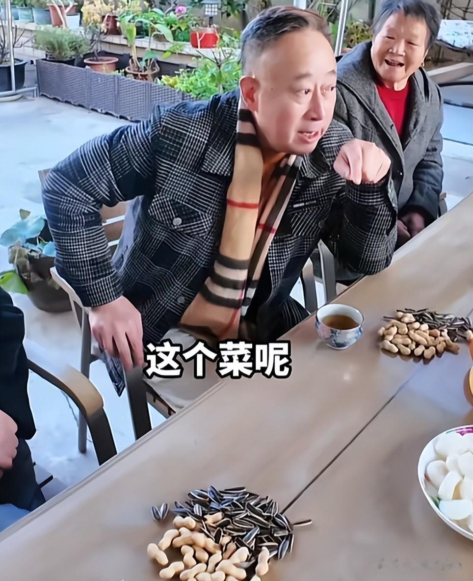 他是上海滑稽名家，前妻嫁给了同事，他娶小 30 岁娇妻，如今怎样了