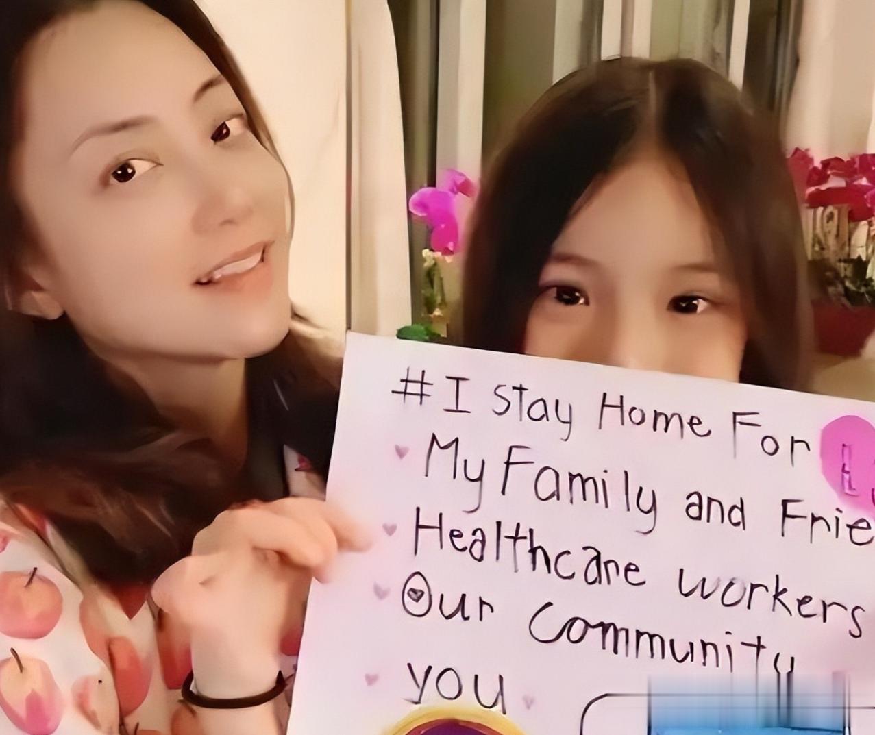 53岁依然光彩夺目，谢霆锋前女友与女儿同框的幸福瞬间！