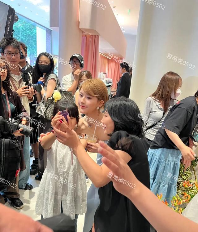 赵露思不能再瘦了，她的小身板已经跟七八岁的小女孩差不多了!