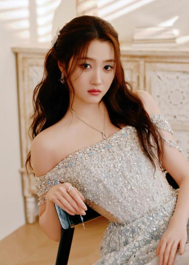 关晓彤高调官宣，亲密照片曝光引热议，网友：恭喜找到最值得爱的