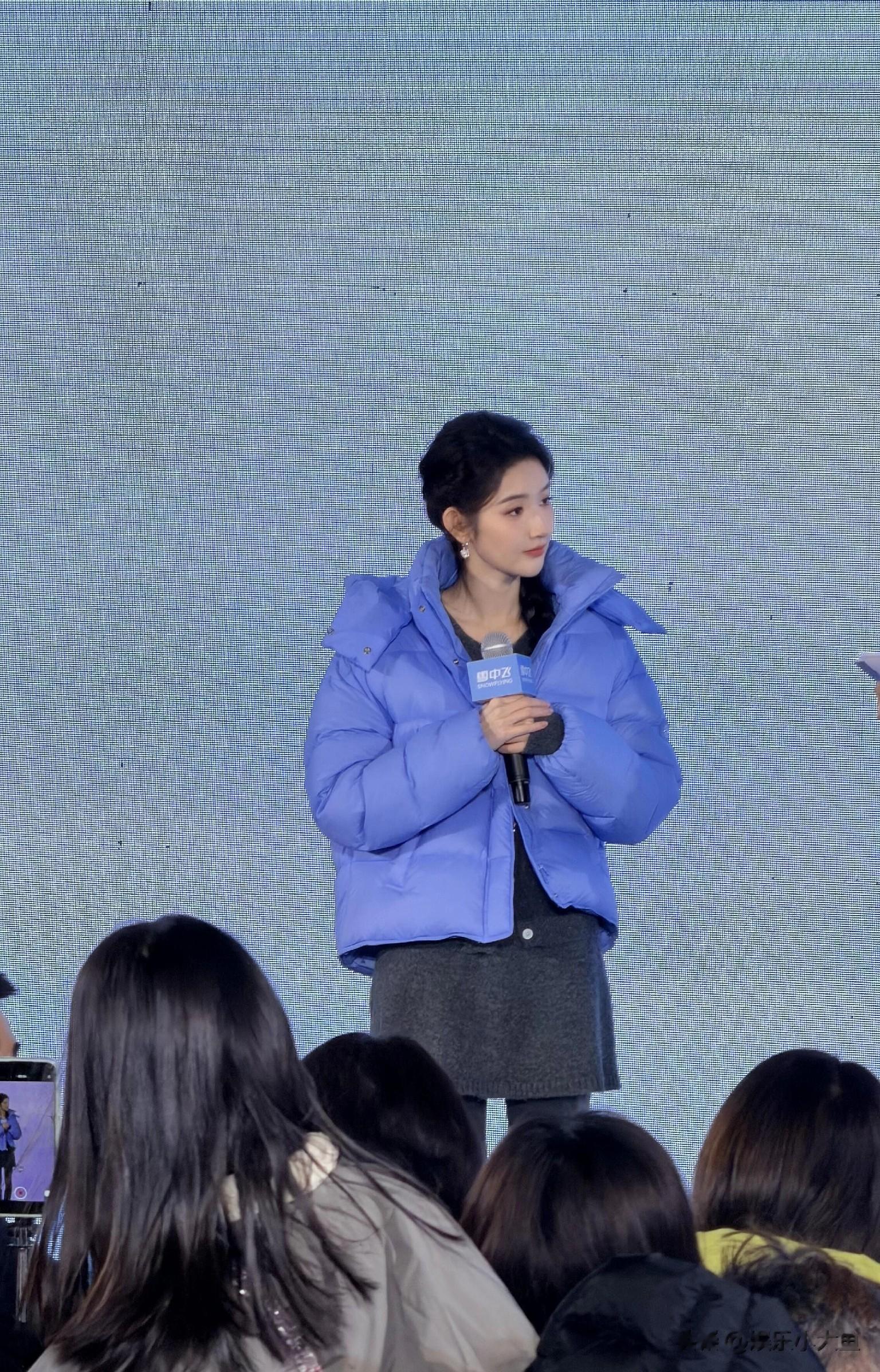 王玉雯出席雪中飞粉丝见面会,穿毛衣裙扎麻花辫,本人比电视还美