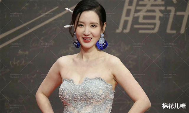 张萌早期生图，银白色礼服下的她肉肉的很可爱，亲和力拉满呀！