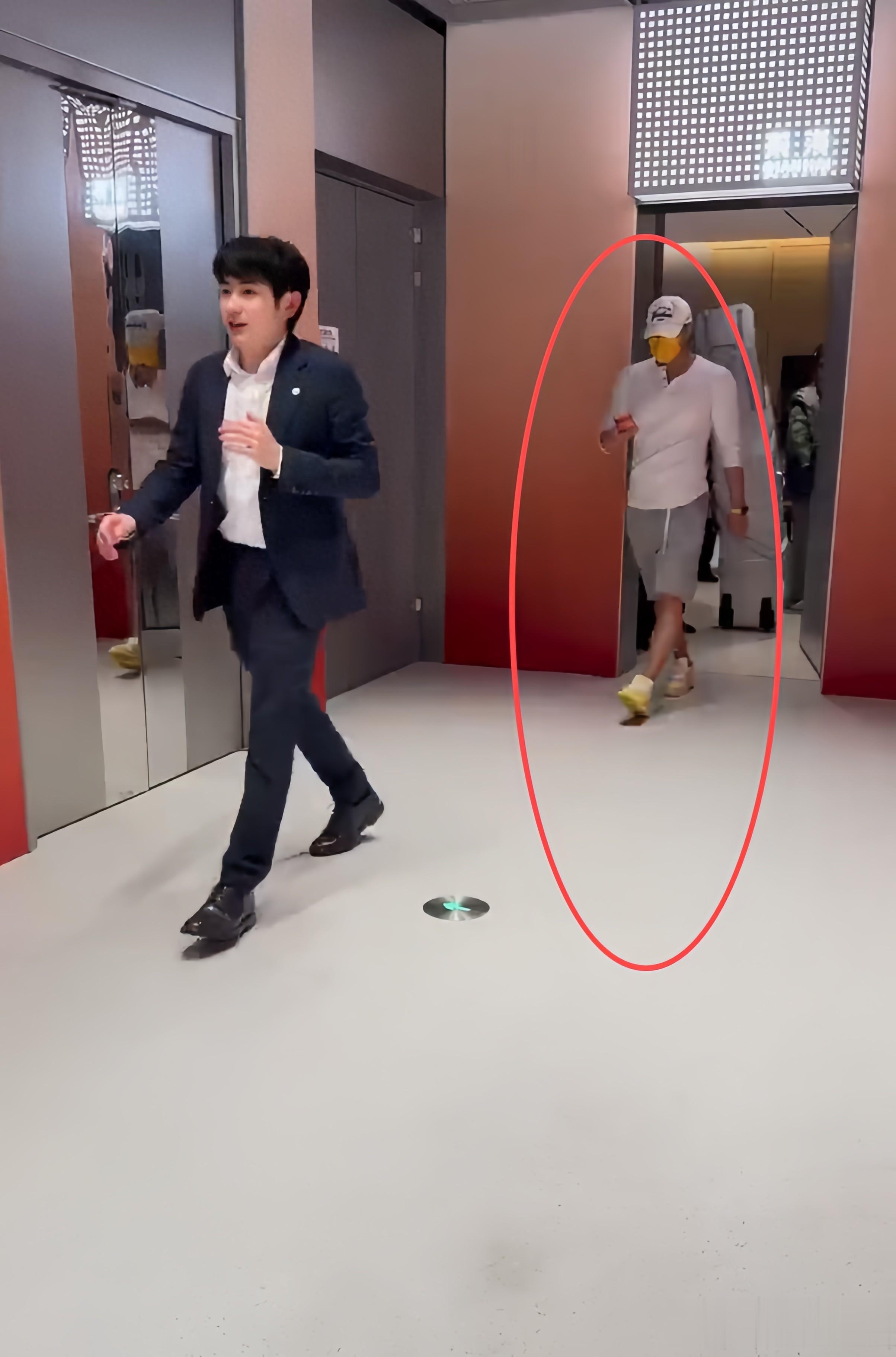 黄子韬徐艺洋滑雪结束，男方间隔十几米冷漠离开，女方无奈尴尬笑