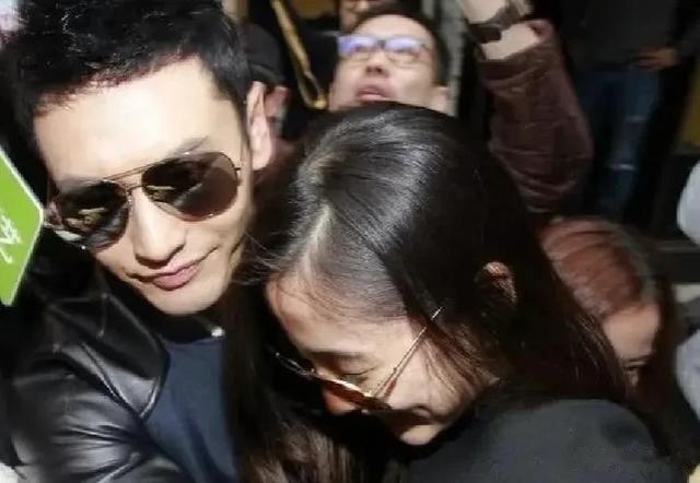 杨颖终于尝到不红的滋味了 进场时想给粉丝摆pose，结果被一把拉走