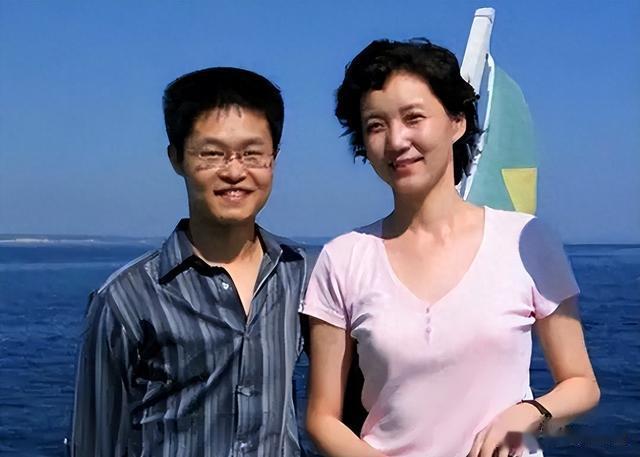 62岁李修平近照罕见曝光，退休后美到认不出，与屏幕前判若两人！