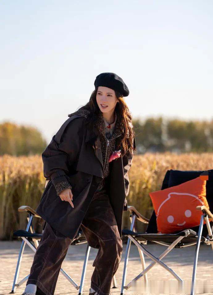 金晨的衣品真是出挑！穿深棕外套+翻领毛衣+阔腿裤，时髦又洋气！