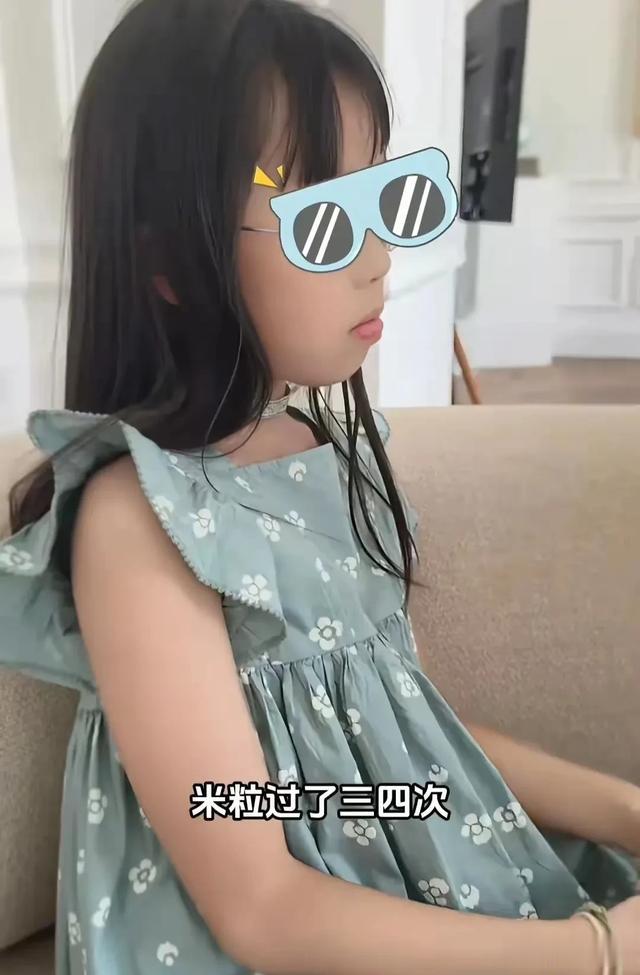 伊能静全家度假，秦昊宠女细节满满，米粒腿型吸睛