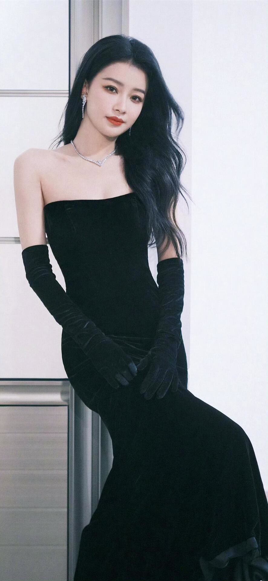 孙怡黑丝绒礼裙大片来袭,优雅值拉满