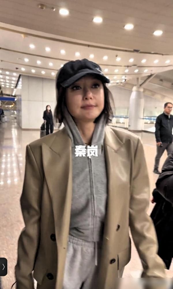 机场偶遇秦岚，素颜现身本人好可爱，脸上发福46岁身材依旧完美