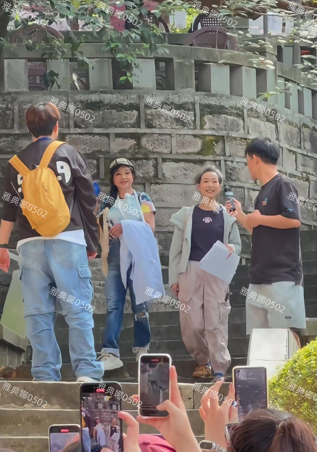 刘晓庆真牛在贵州时她摔伤了,今天又打着石膏生龙活虎的出现了