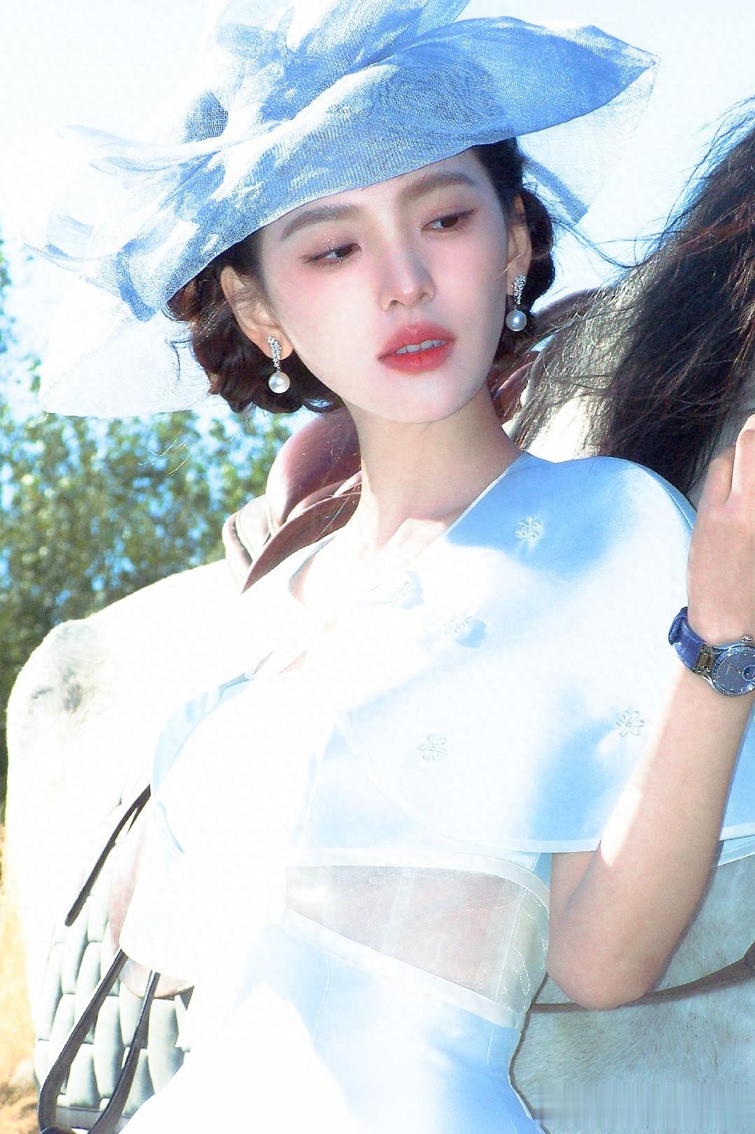 章若楠民国千金造型:蓝裙礼帽美疯全场