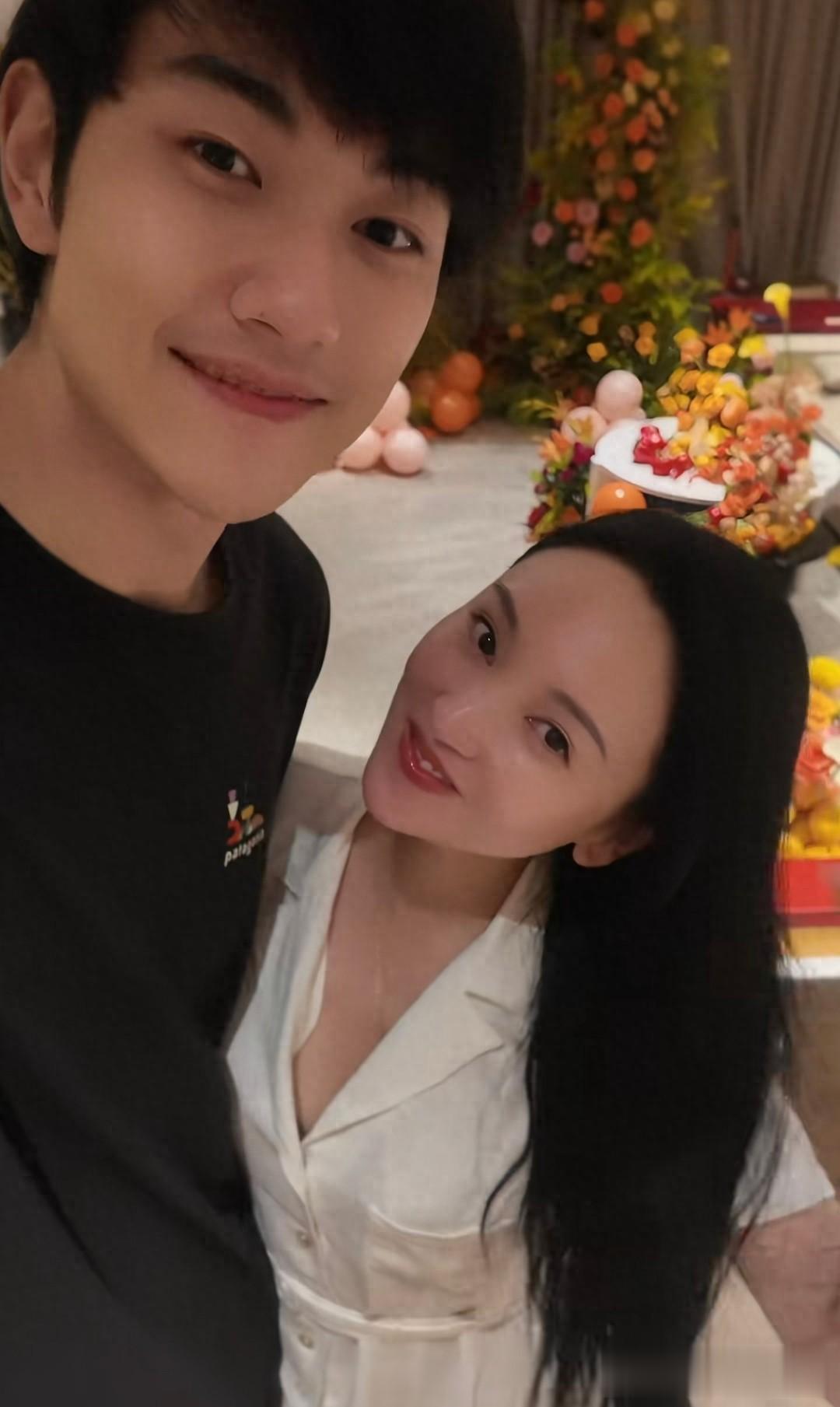 金莎为小17岁男友庆生,抱着孙丞潇不撒手,嘟嘴要亲亲一脸幸福