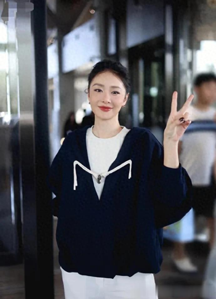 高叶越来越时髦！穿黑色V领衫+阔腿裤，洋气又高级！