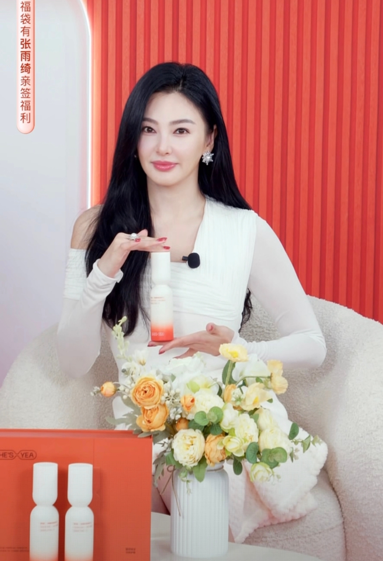 张雨绮绷住不要动，身着白裙，坐姿优雅，好端庄的时刻