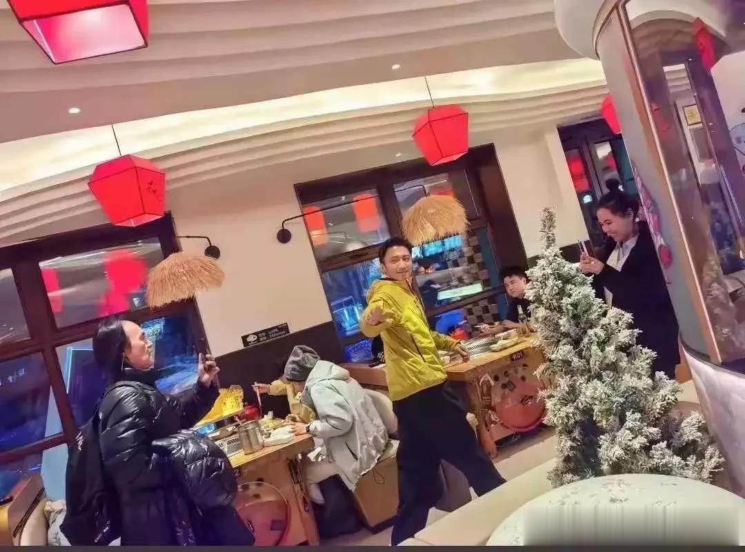 谢霆锋东北吃大鹅，满头白发脸不垮，说锅包肉像肉排、鹅脖子最嫩