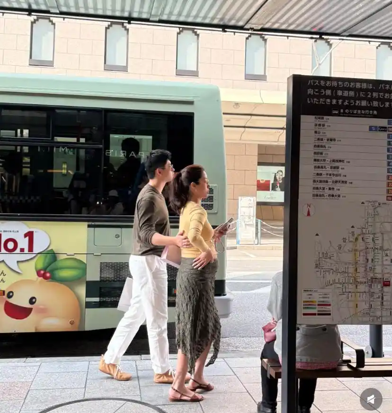 杨采钰和男友日本游玩，怀孕后肚子隆起很明显，但完全不影响美貌气质