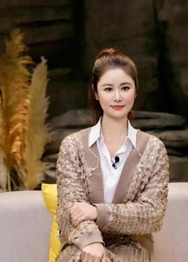 49岁林心如增肥后大变样！穿亮片毛衣+半身裙好显贵，差点认不出