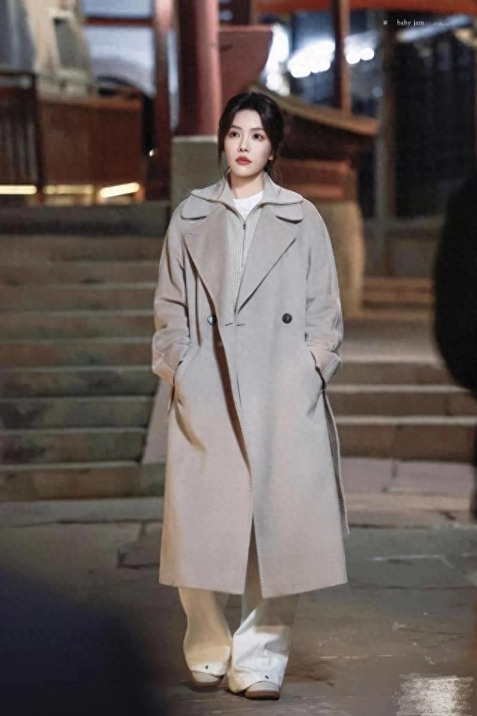 蔡文静换风格后气质大变！穿燕麦灰大衣米色直筒裤，简约又高级！