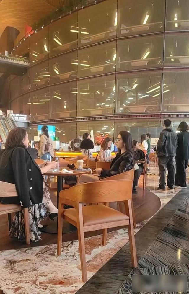 5月10号大剧院内的刘亦菲母女太惊艳到，一点也看不出66岁的样子