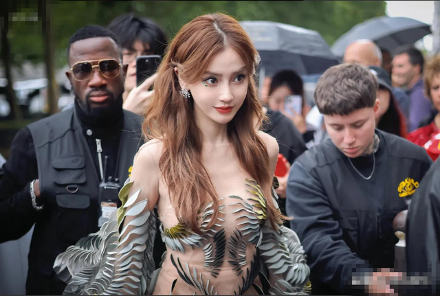 baby现身巴黎高定时装周！故地重游穿过季礼服，腰臀比是自信筹码