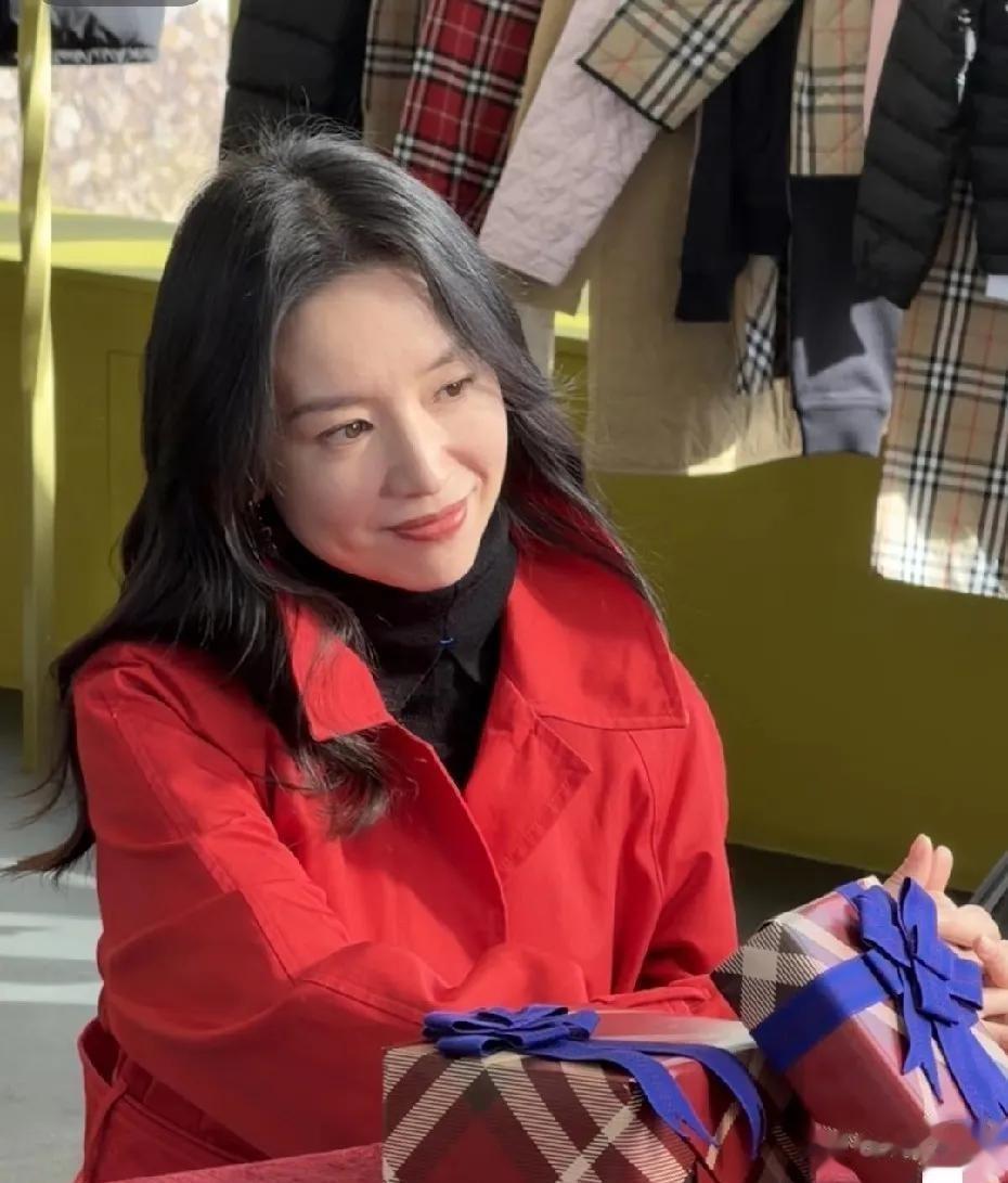 董洁陈坤同框好唏嘘，红色外套显老气，陈坤眼神疲惫没了当年灵气