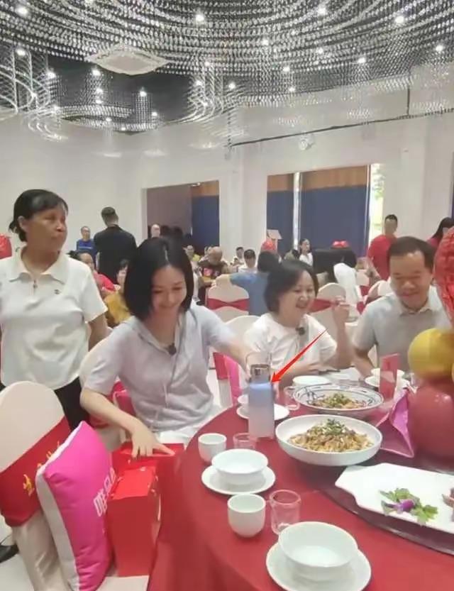 44岁谢娜给二爸过80大寿，大哥二哥罕露面摆十几桌，中华烟扔桌上