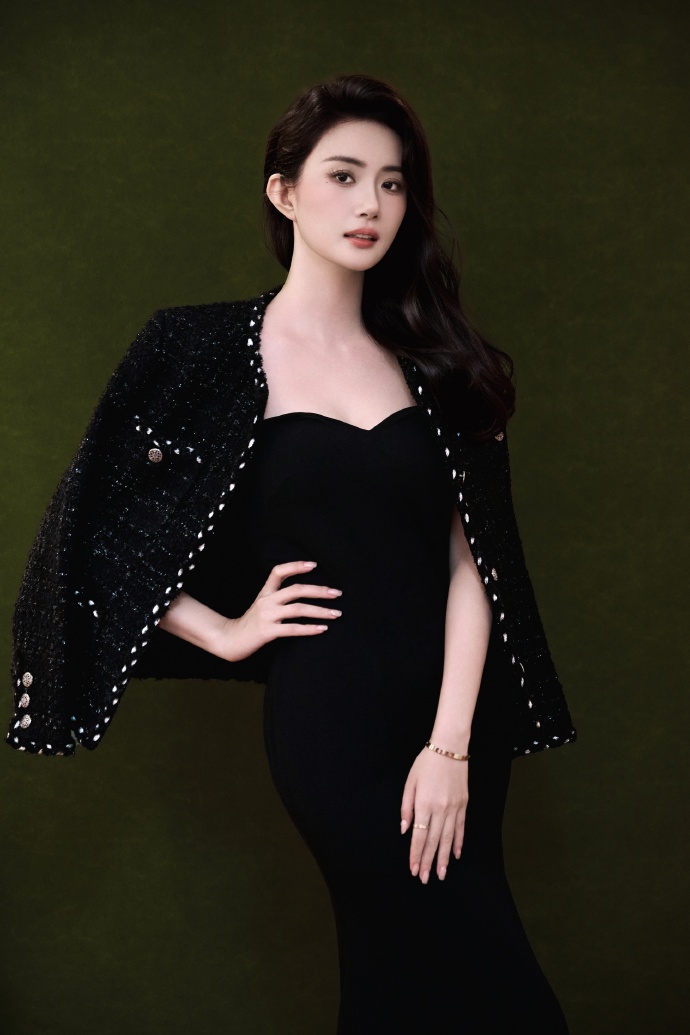 演员赵昕黑色抹胸裙写真,这身材太顶了
