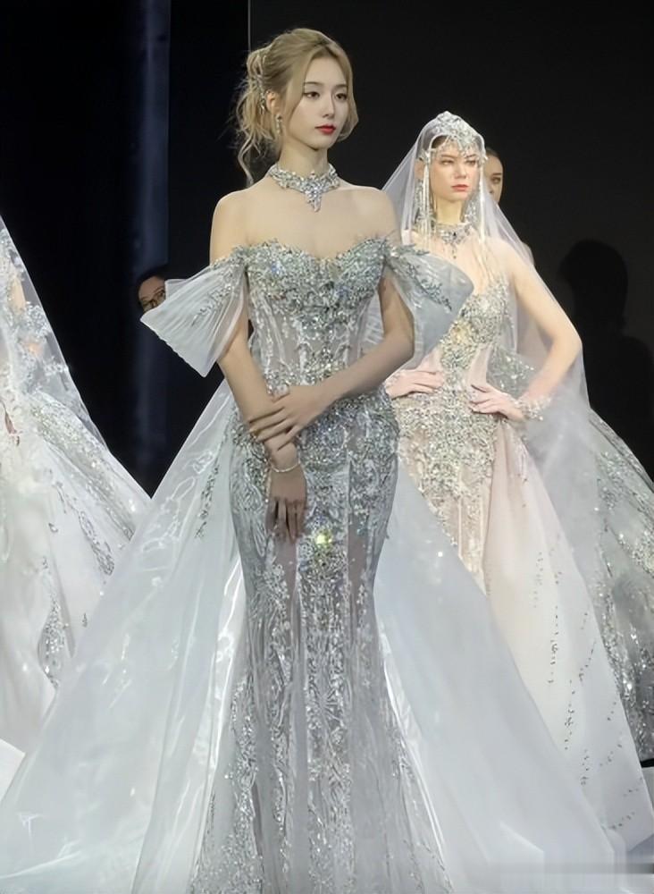 黄子韬徐艺洋滑雪结束，男方间隔十几米冷漠离开，女方无奈尴尬笑