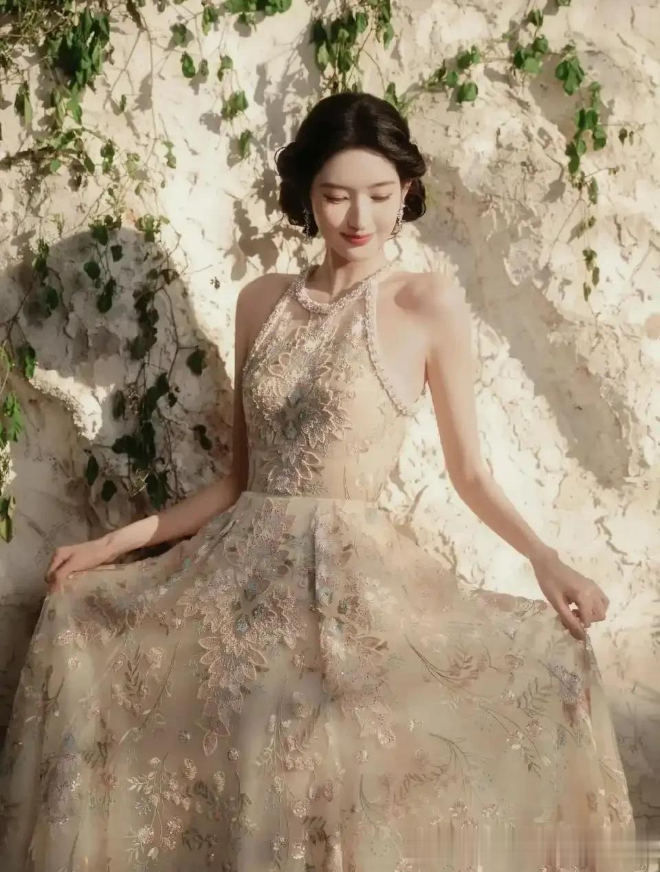 被172cm王玉雯主持首秀惊艳了！穿香槟色礼裙展现好身材，太圈粉