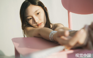 未婚夫帮谋杀我父母的凶手做了无罪辩护，甚至把她带到我们的婚房，求我资助她继续上学