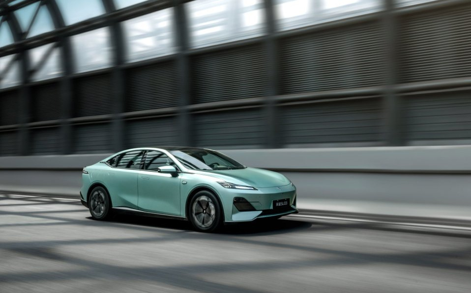 新能源全能轿跑王！续航1200km，媲美小米SU7，一口价11.49万