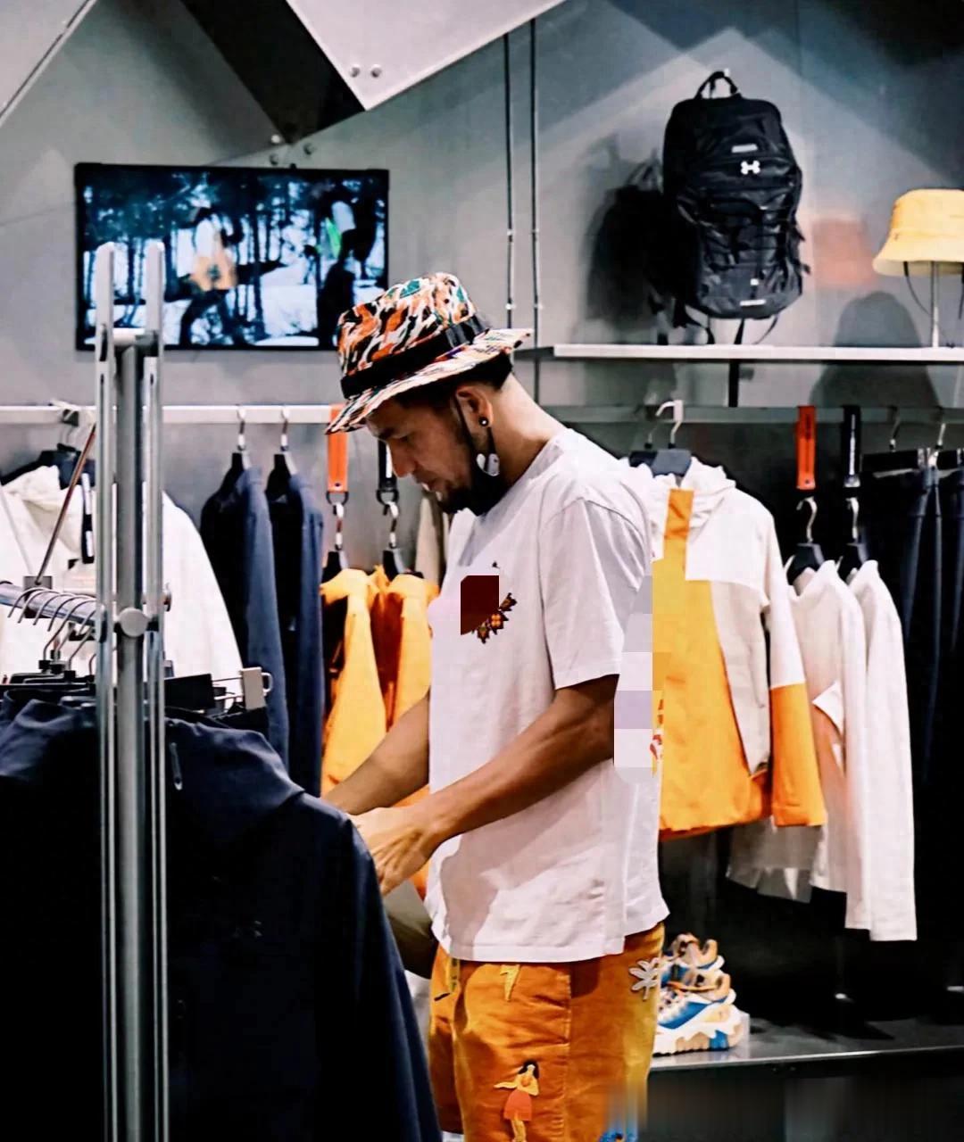 51岁张震岳在上海店铺买衣服,他真人看起来好瘦,皮肤黝黑