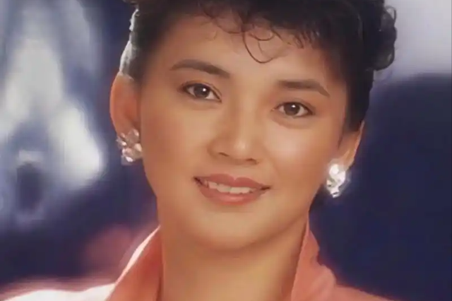 67岁胡慧中现身香港，带女儿看樱花，女儿身材臃肿，长相中等偏下